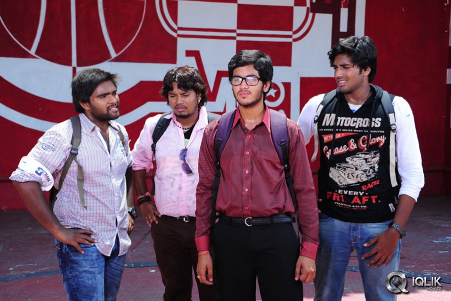 Amma Nanna Oorelithe